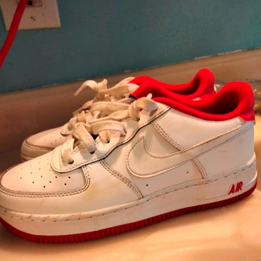 Nike Air boys GS white university red  low dunk   sneakers.